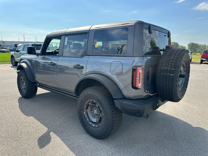 Ford Bronco Vehicle Full-screen Gallery Image 3
