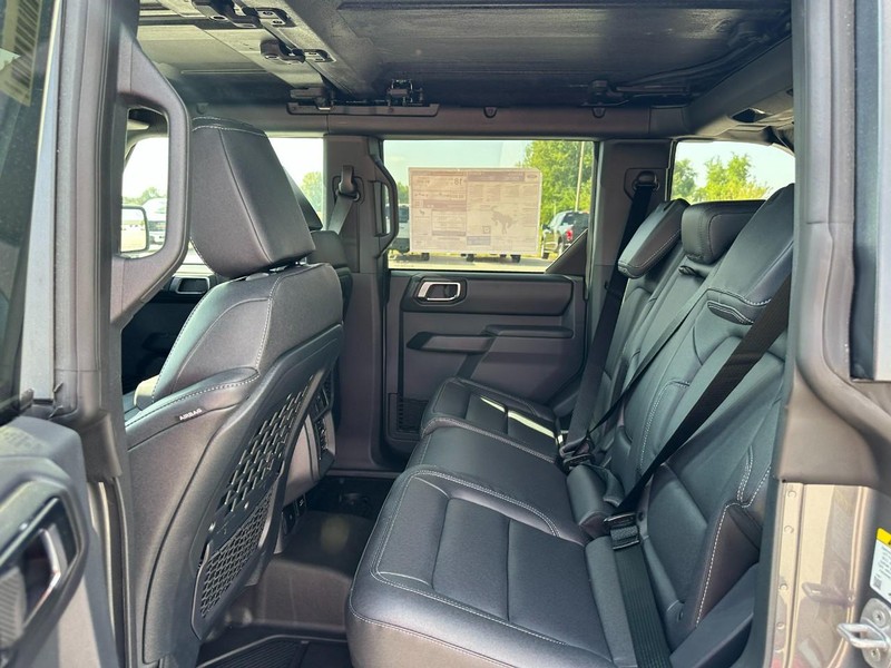 Ford Bronco Vehicle Full-screen Gallery Image 4