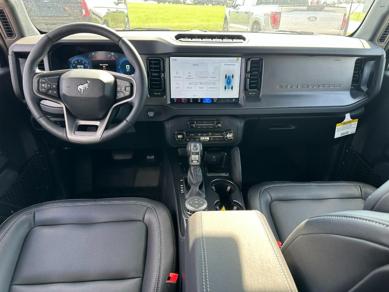 Ford Bronco Vehicle Full-screen Gallery Image 5