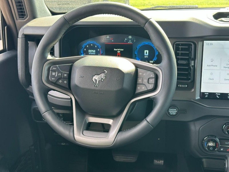 Ford Bronco Vehicle Full-screen Gallery Image 6