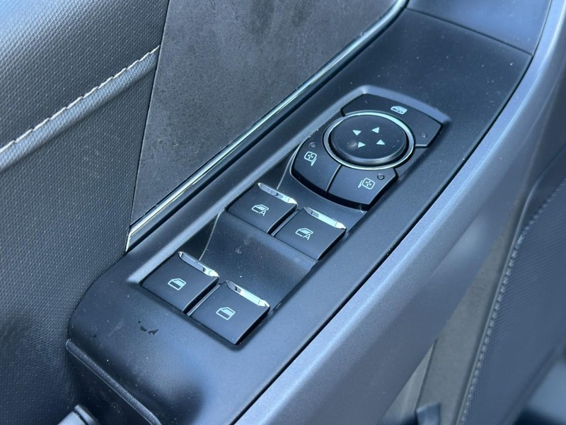 Ford F-150 Vehicle Full-screen Gallery Image 9