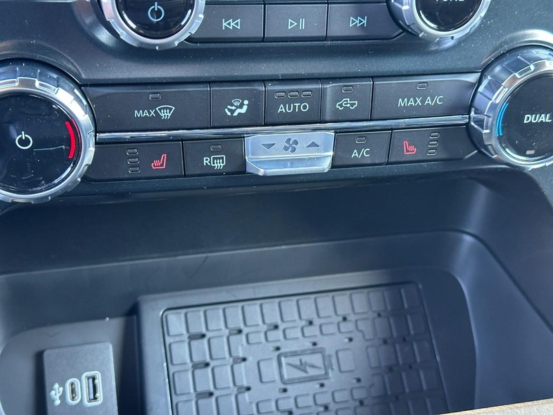 Ford F-150 Vehicle Full-screen Gallery Image 15