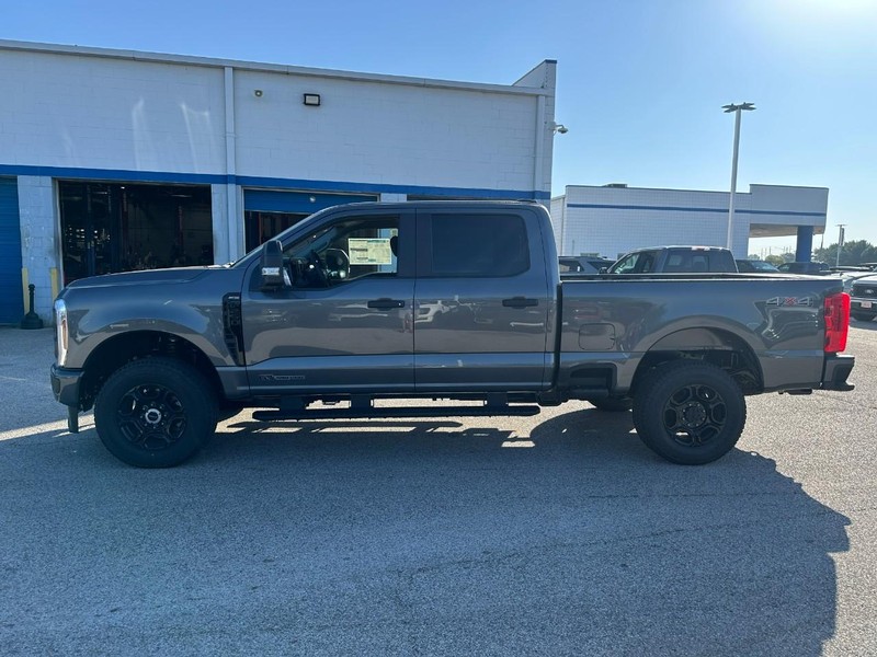 Ford Super Duty F-250 SRW Vehicle Full-screen Gallery Image 2