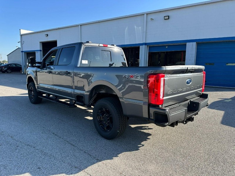 Ford Super Duty F-250 SRW Vehicle Full-screen Gallery Image 3