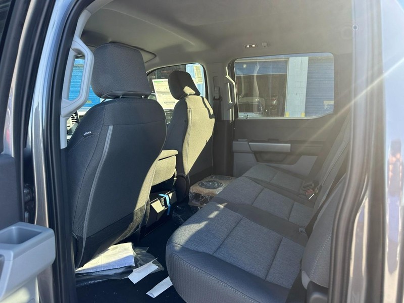 Ford Super Duty F-250 SRW Vehicle Full-screen Gallery Image 4