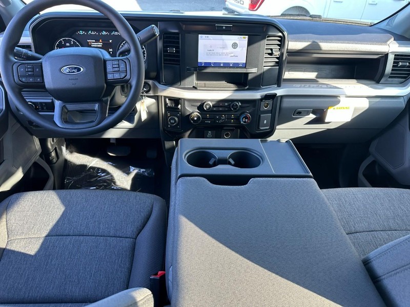 Ford Super Duty F-250 SRW Vehicle Full-screen Gallery Image 5