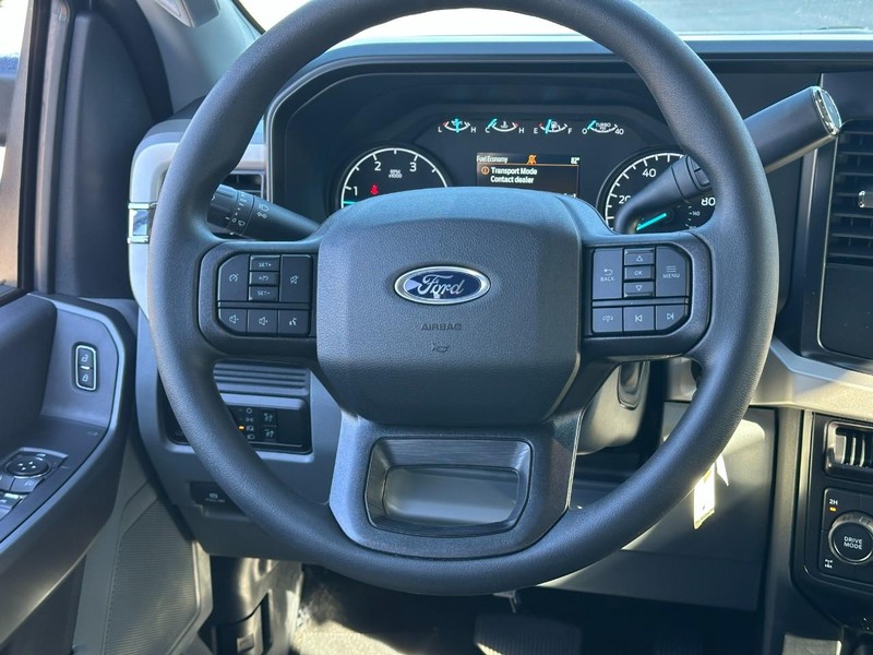 Ford Super Duty F-250 SRW Vehicle Full-screen Gallery Image 6