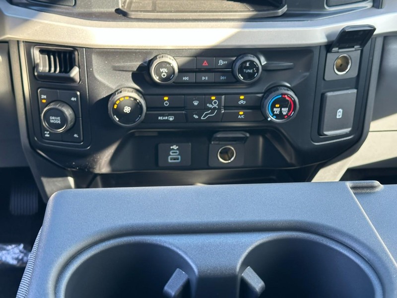 Ford Super Duty F-250 SRW Vehicle Full-screen Gallery Image 8