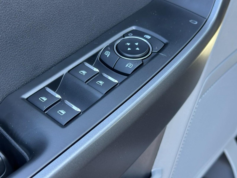 Ford Super Duty F-250 SRW Vehicle Full-screen Gallery Image 9