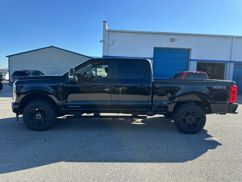 Ford Super Duty F-250 SRW Vehicle Full-screen Gallery Image 2