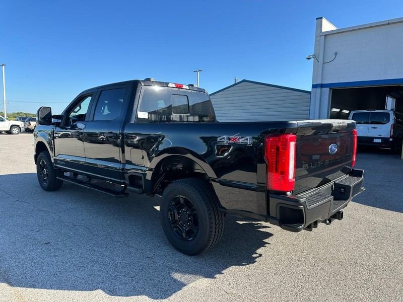 Ford Super Duty F-250 SRW Vehicle Full-screen Gallery Image 3