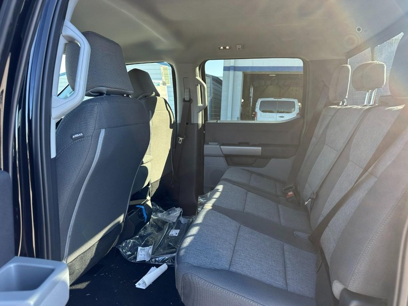 Ford Super Duty F-250 SRW Vehicle Full-screen Gallery Image 4