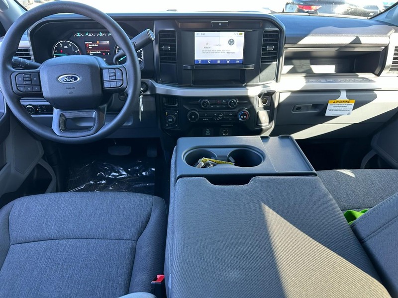 Ford Super Duty F-250 SRW Vehicle Full-screen Gallery Image 5