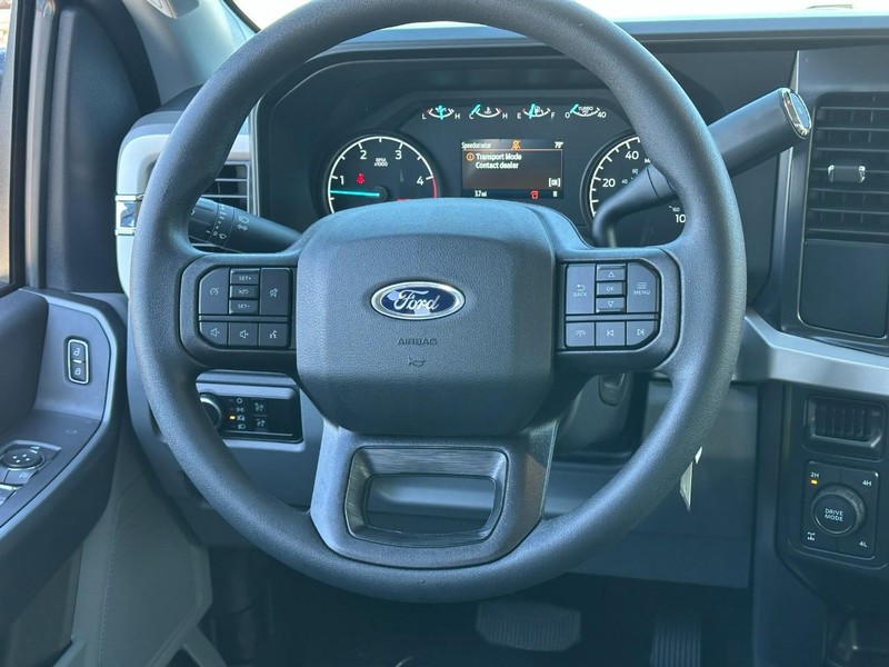 Ford Super Duty F-250 SRW Vehicle Full-screen Gallery Image 6