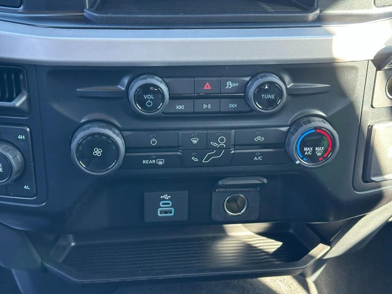 Ford Super Duty F-250 SRW Vehicle Full-screen Gallery Image 8