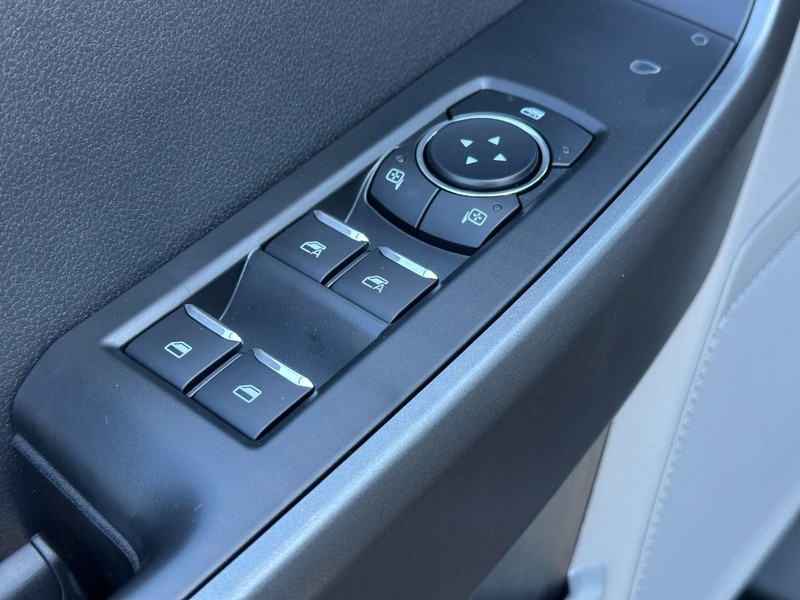 Ford Super Duty F-250 SRW Vehicle Full-screen Gallery Image 9