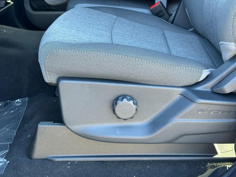 Ford Super Duty F-250 SRW Vehicle Full-screen Gallery Image 10