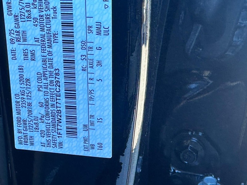 Ford Super Duty F-250 SRW Vehicle Full-screen Gallery Image 15