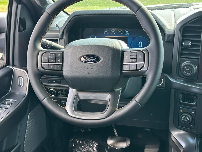 Ford F-150 Vehicle Full-screen Gallery Image 6