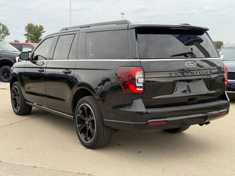Ford Expedition Max Vehicle Full-screen Gallery Image 3
