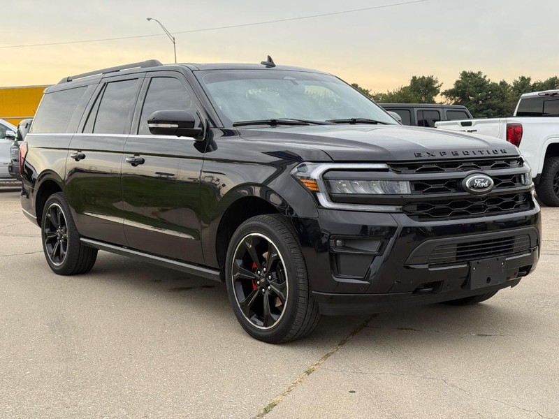 Ford Expedition Max Vehicle Full-screen Gallery Image 8