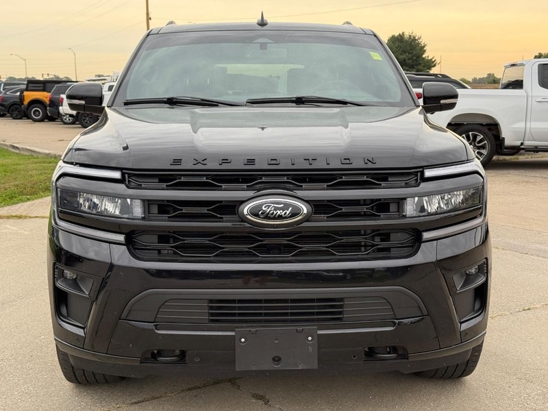 Ford Expedition Max Vehicle Full-screen Gallery Image 9