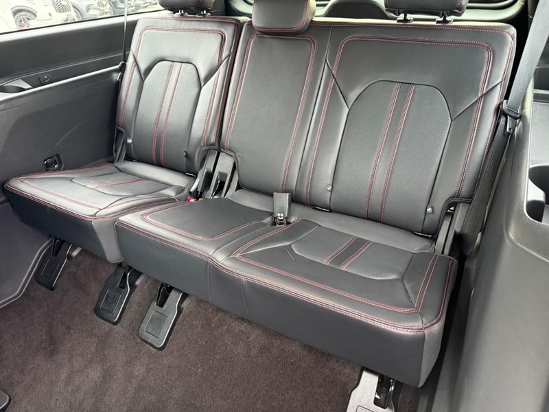 Ford Expedition Max Vehicle Full-screen Gallery Image 10