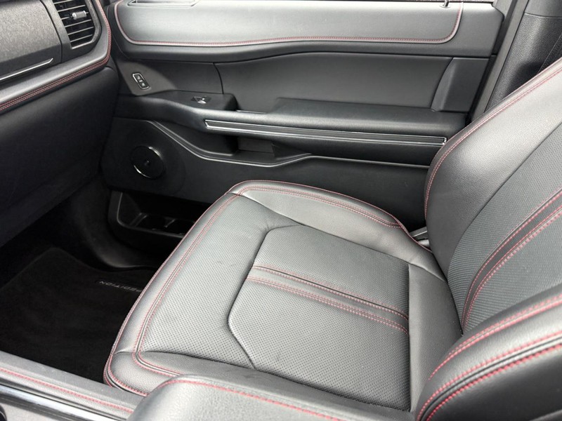 Ford Expedition Max Vehicle Full-screen Gallery Image 23