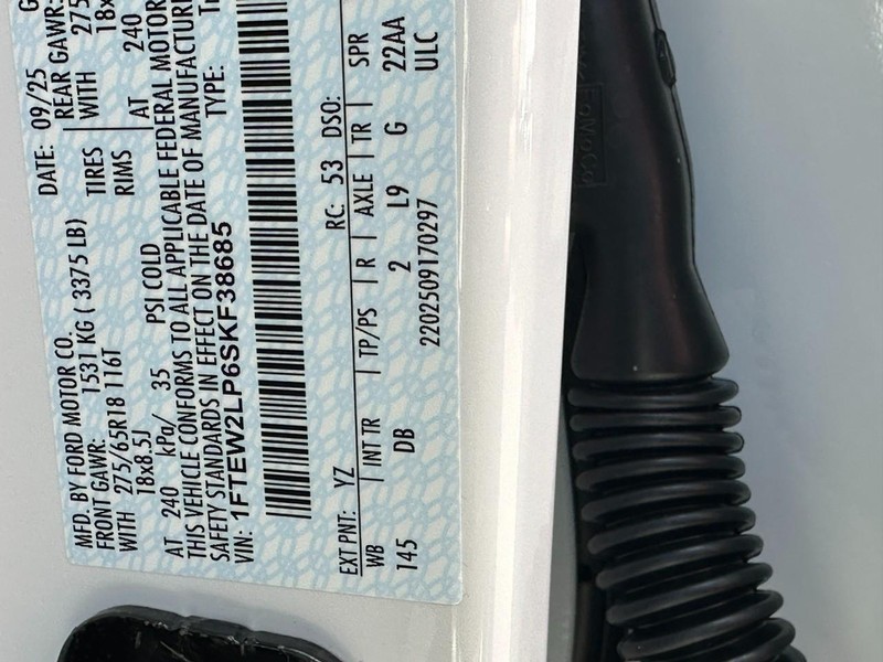 Ford F-150 Vehicle Full-screen Gallery Image 15