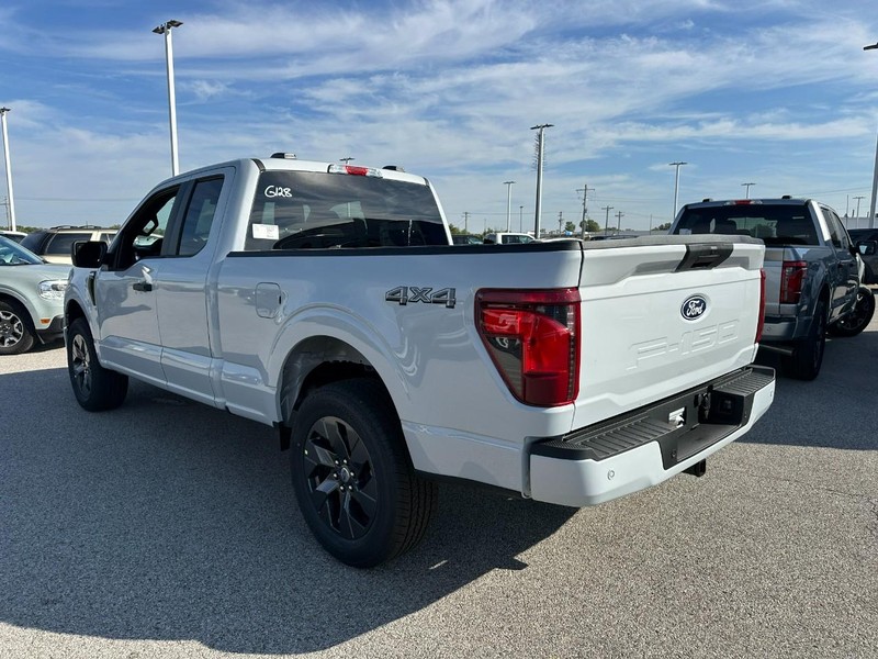 Ford F-150 Vehicle Full-screen Gallery Image 3