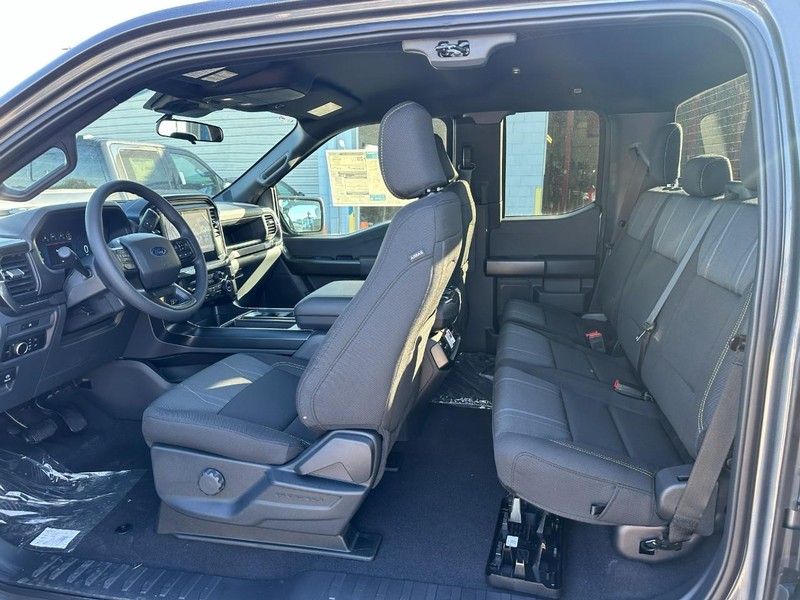 Ford F-150 Vehicle Full-screen Gallery Image 4