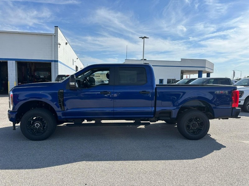 Ford Super Duty F-250 SRW Vehicle Full-screen Gallery Image 2