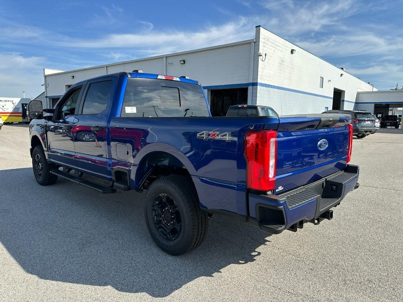 Ford Super Duty F-250 SRW Vehicle Full-screen Gallery Image 3