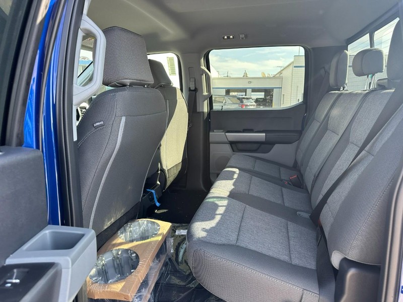 Ford Super Duty F-250 SRW Vehicle Full-screen Gallery Image 4