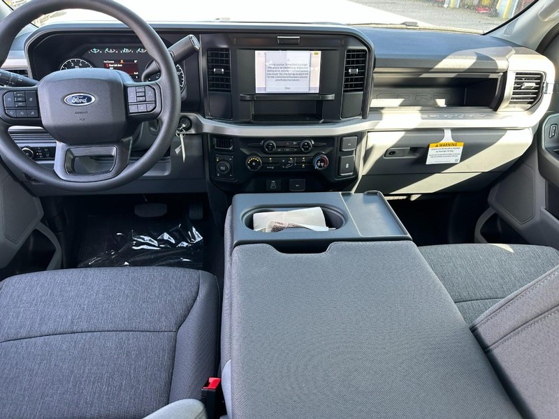 Ford Super Duty F-250 SRW Vehicle Full-screen Gallery Image 5