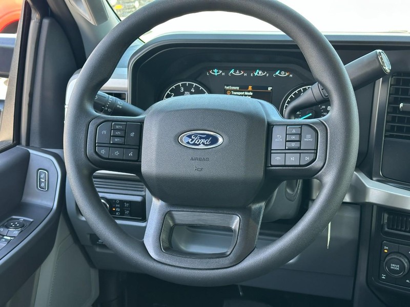 Ford Super Duty F-250 SRW Vehicle Full-screen Gallery Image 6