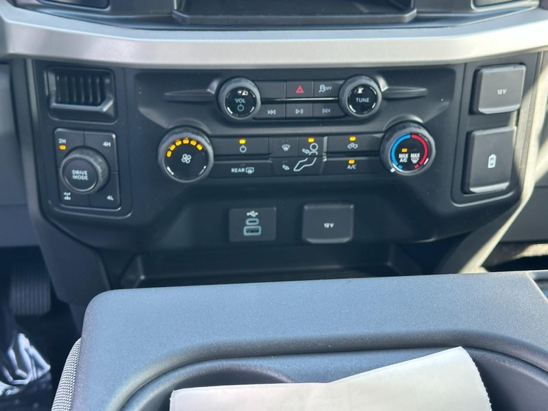 Ford Super Duty F-250 SRW Vehicle Full-screen Gallery Image 8