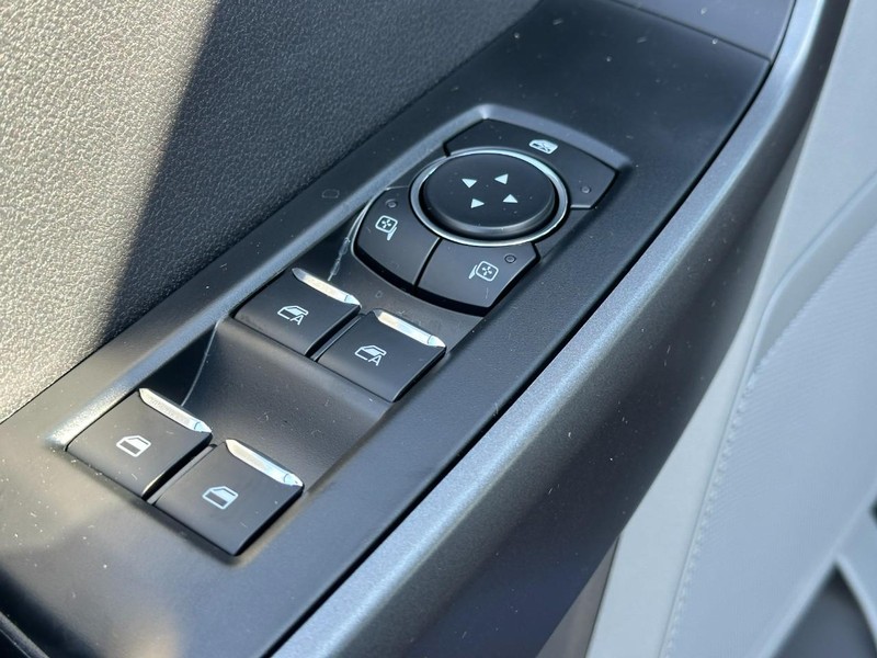 Ford Super Duty F-250 SRW Vehicle Full-screen Gallery Image 9