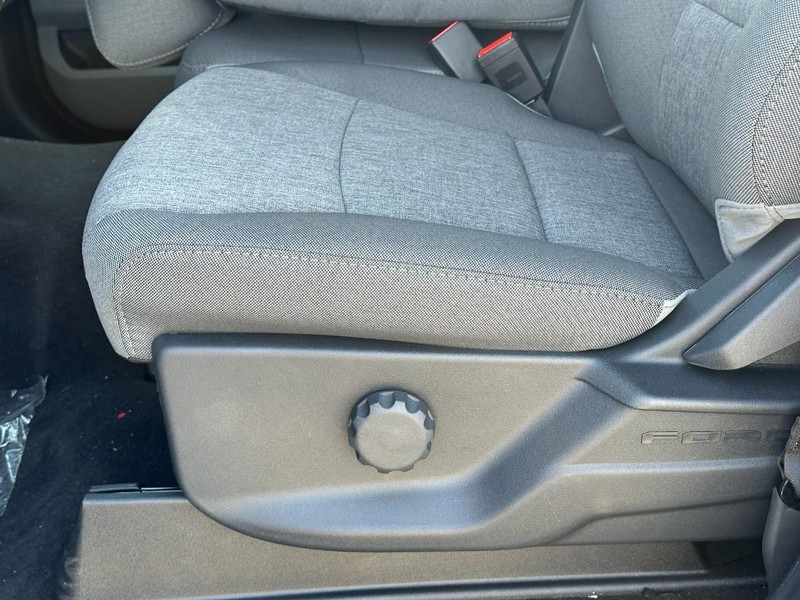 Ford Super Duty F-250 SRW Vehicle Full-screen Gallery Image 10