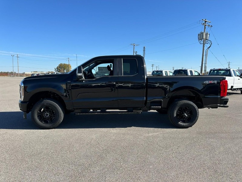 Ford Super Duty F-250 SRW Vehicle Full-screen Gallery Image 2