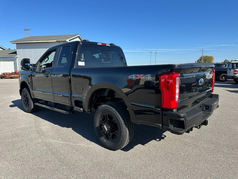 Ford Super Duty F-250 SRW Vehicle Full-screen Gallery Image 3