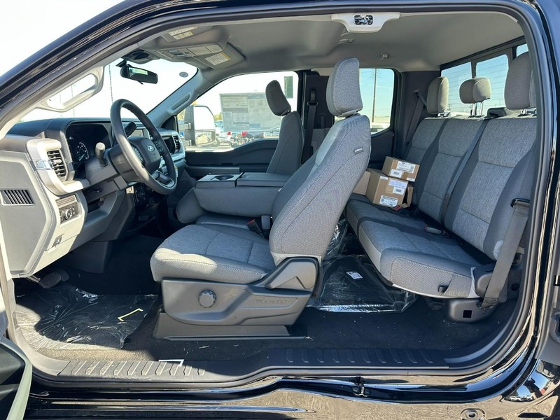 Ford Super Duty F-250 SRW Vehicle Full-screen Gallery Image 4