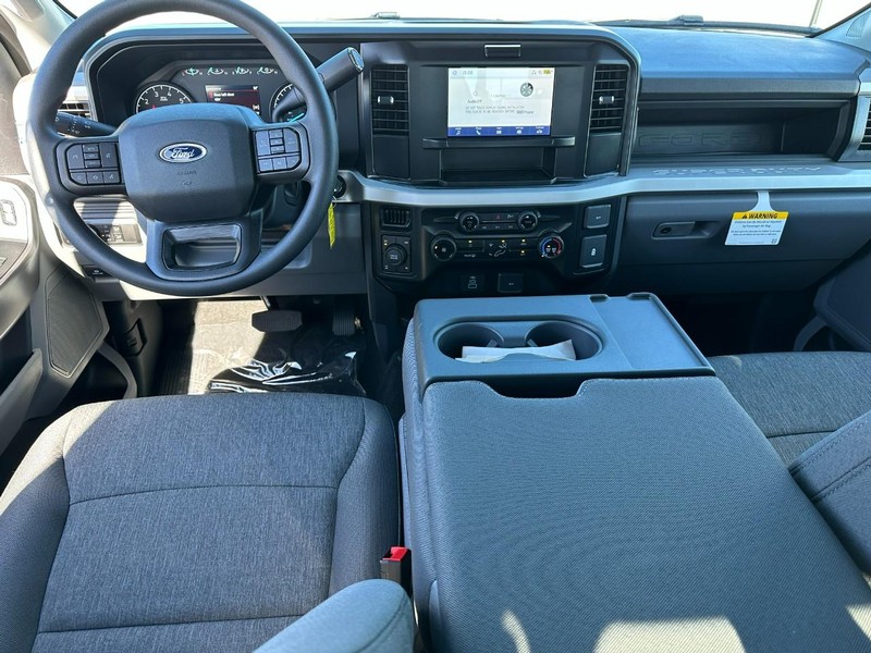 Ford Super Duty F-250 SRW Vehicle Full-screen Gallery Image 5