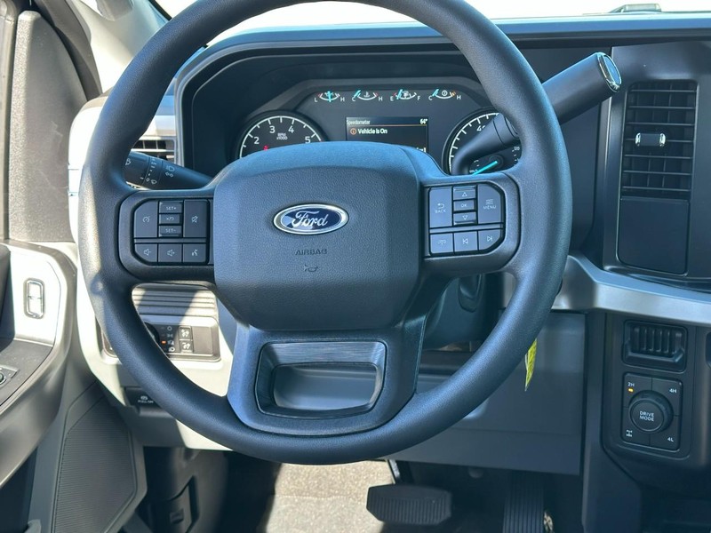 Ford Super Duty F-250 SRW Vehicle Full-screen Gallery Image 6