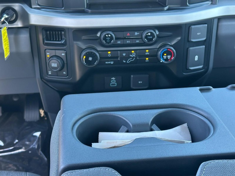 Ford Super Duty F-250 SRW Vehicle Full-screen Gallery Image 8