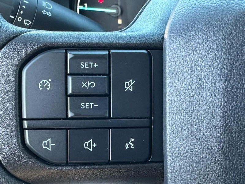 Ford Super Duty F-250 SRW Vehicle Full-screen Gallery Image 9