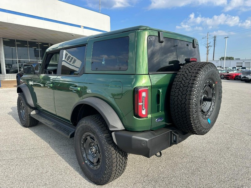 Ford Bronco Vehicle Full-screen Gallery Image 3
