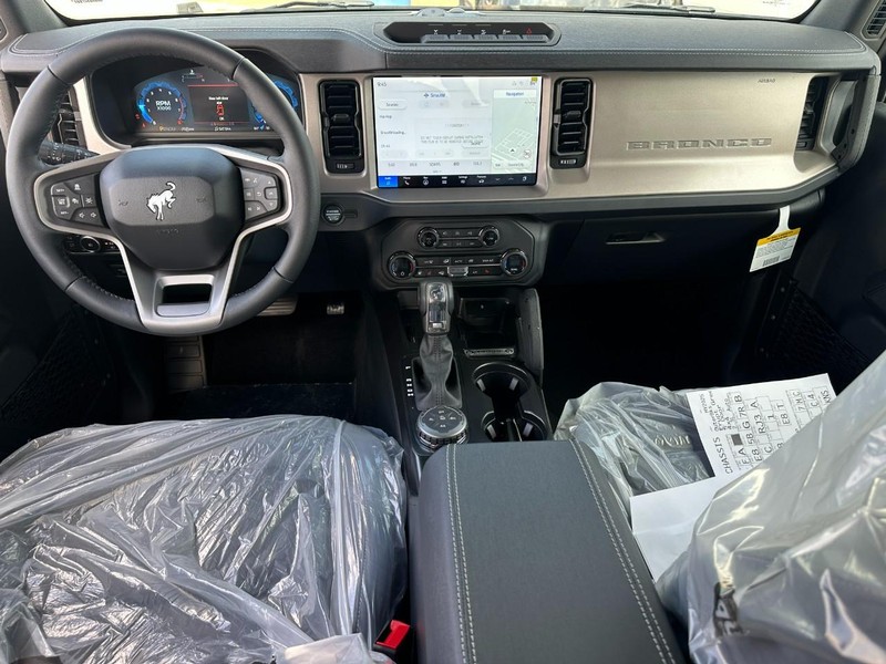 Ford Bronco Vehicle Full-screen Gallery Image 5