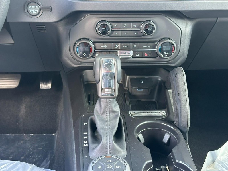 Ford Bronco Vehicle Full-screen Gallery Image 8