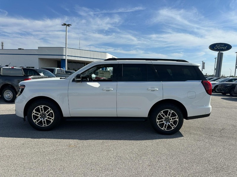 Ford Expedition Vehicle Full-screen Gallery Image 2